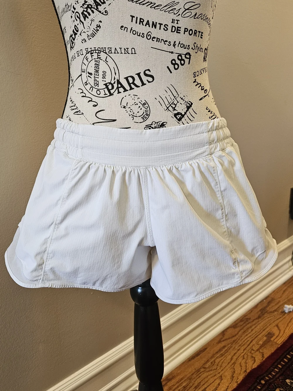 Lululemon Hotty Hot low rise shorts white size 6, 2 inch inseam